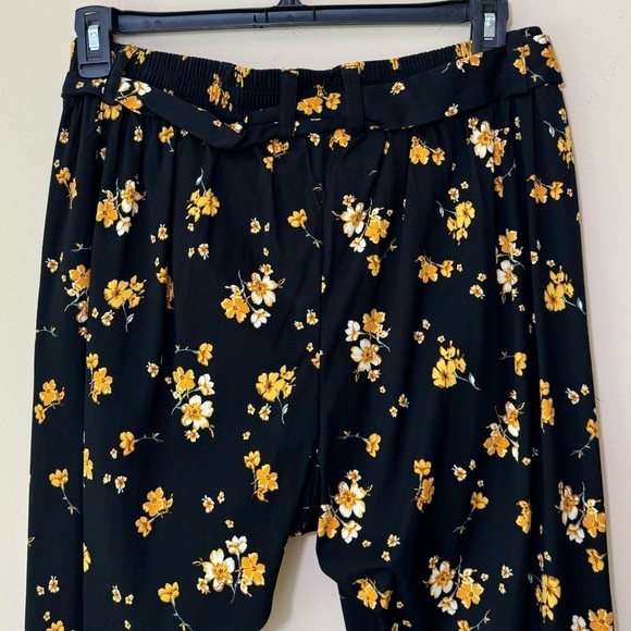 NEW Torrid Black and Yellow Floral Challis Tie Front Tapered Ankle Pants Size 0 - Picture 7 of 12
